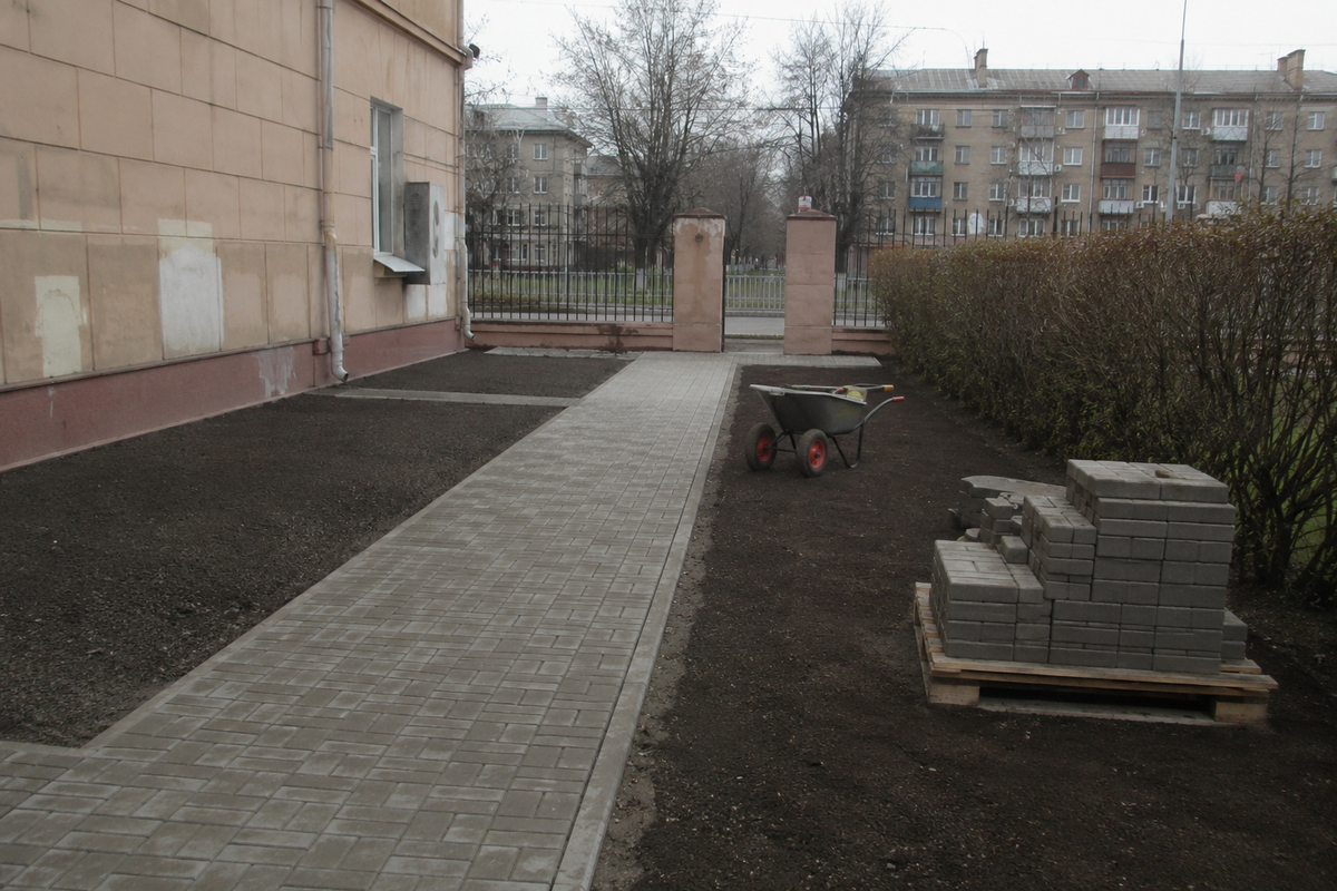 Дворовая территория после подготовки дорожки и благоустройства